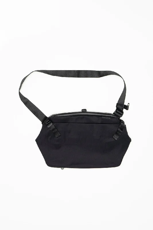 Riss Smooth Black Messenger Sleek And Stylish Handbags At Lower Prices